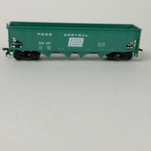Vintage Bachmann Life-Like HO Scale Train Cars Penn Central Southern Santa Fe - Picture 7 of 8